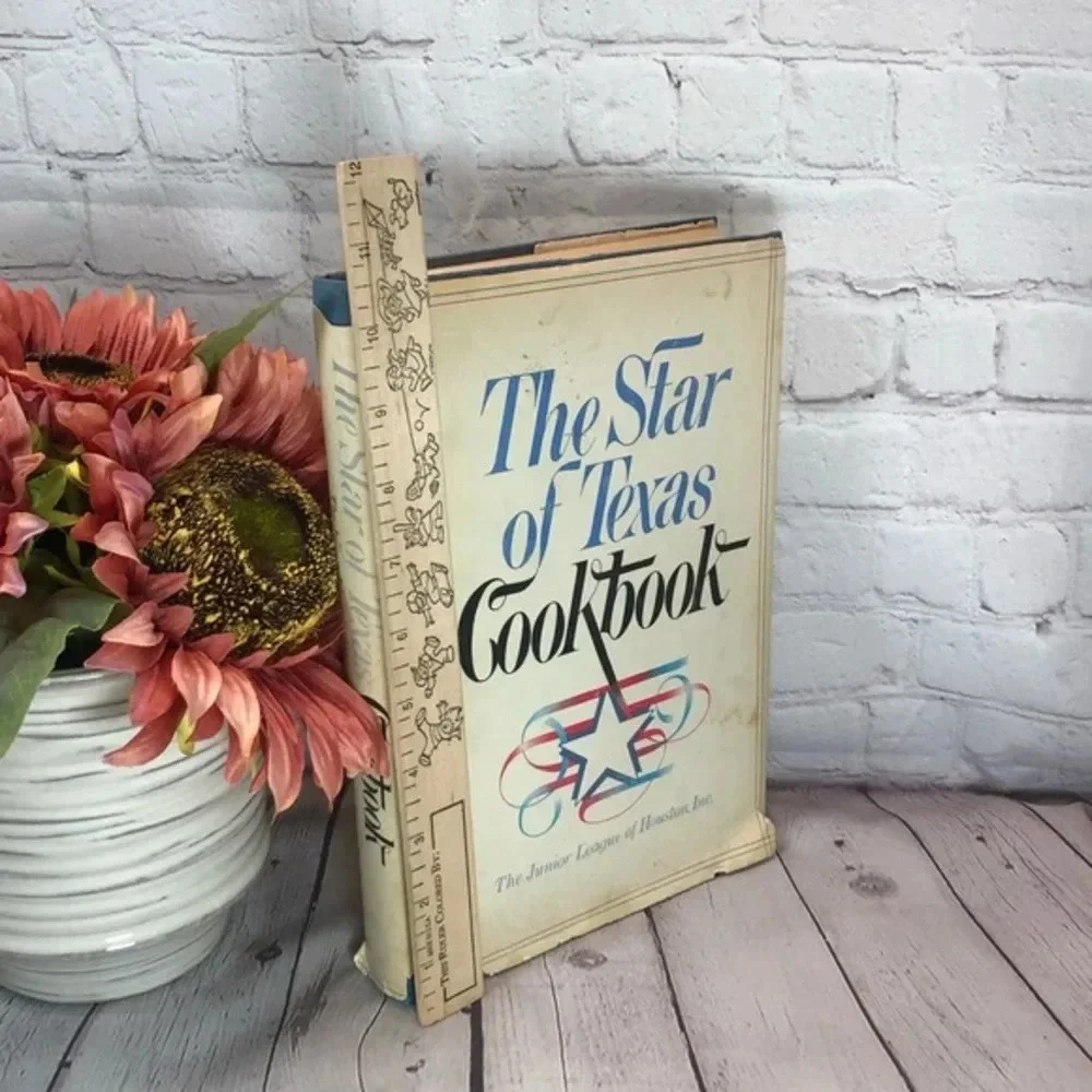 Vintage 1983 THE STAR OF TEXAS THE JUNIOR LEAGUE of HOUSTON cookbook